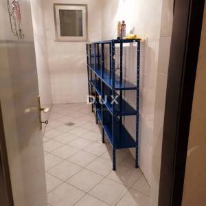 ZADAR, ZEMUNIK - PRILIKA! Renovirana obiteljska kuća