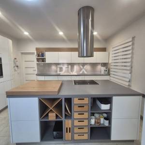 ZADAR, ZEMUNIK - PRILIKA! Renovirana obiteljska kuća