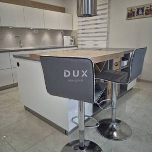 ZADAR, ZEMUNIK - PRILIKA! Renovirana obiteljska kuća