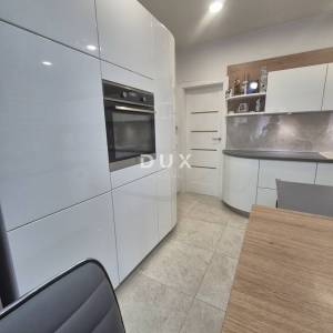 ZADAR, ZEMUNIK - PRILIKA! Renovirana obiteljska kuća