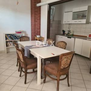 ZADAR, ZEMUNIK - PRILIKA! Renovirana obiteljska kuća