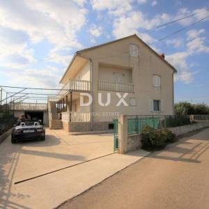 ZADAR, ZEMUNIK - PRILIKA! Renovirana obiteljska kuća