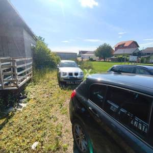 ZAGREB, BOROVJE - Zemljište u zelenoj oazi – idealno za obiteljsku kuću s bazenom