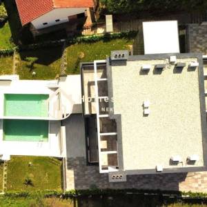 Zagreb,Remete,5-soban  dvoetažni stan 181m2 s velikm vrtom i bazenom