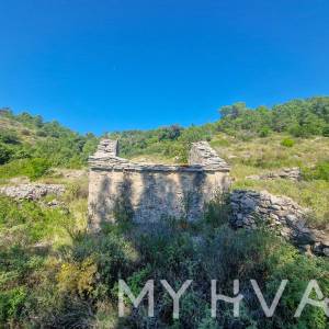 Zemljište s panoramskim pogledom i kućicom