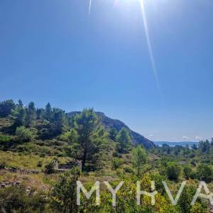 Zemljište s panoramskim pogledom i kućicom