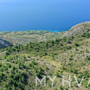 Zemljište s panoramskim pogledom i kućicom