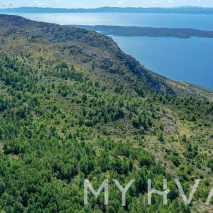 Zemljište s panoramskim pogledom i kućicom