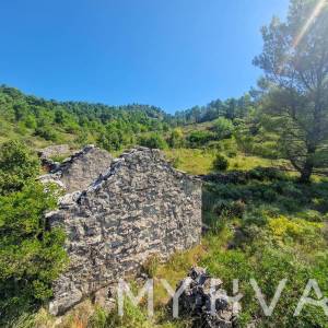 Zemljište s panoramskim pogledom i kućicom