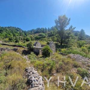 Zemljište s panoramskim pogledom i kućicom