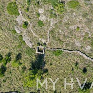 Zemljište s panoramskim pogledom i kućicom