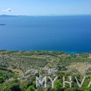 Zemljište s panoramskim pogledom i kućicom