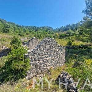 Zemljište s panoramskim pogledom i kućicom