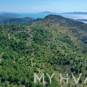 Zemljište s panoramskim pogledom i kućicom