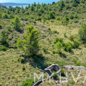 Zemljište s panoramskim pogledom i kućicom