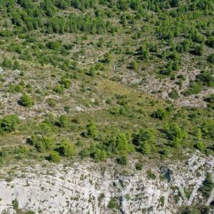 Zemljište s panoramskim pogledom i kućicom