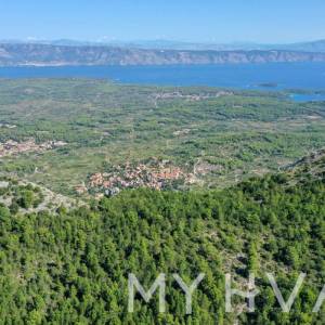 Zemljište s panoramskim pogledom i kućicom