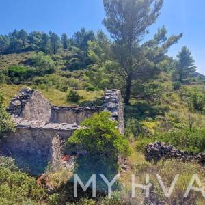 Zemljište s panoramskim pogledom i kućicom