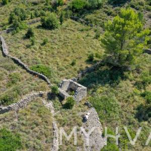 Zemljište s panoramskim pogledom i kućicom
