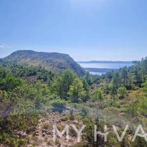Zemljište s panoramskim pogledom i kućicom