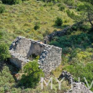Zemljište s panoramskim pogledom i kućicom