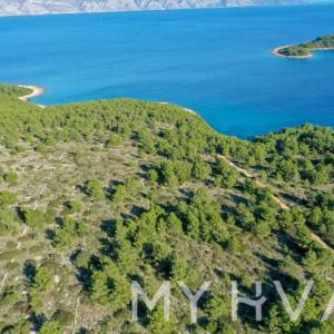 Zemljište u Vrboskoj sa mogućnošću gradnje