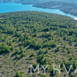 Zemljište u Vrboskoj sa mogućnošću gradnje