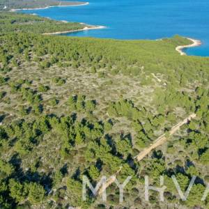 Zemljište u Vrboskoj sa mogućnošću gradnje