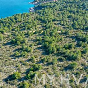 Zemljište u Vrboskoj sa mogućnošću gradnje