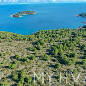 Zemljište u Vrboskoj sa mogućnošću gradnje