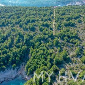 Zemljište u Vrboskoj sa mogućnošću gradnje