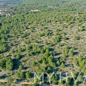 Zemljište u Vrboskoj sa mogućnošću gradnje