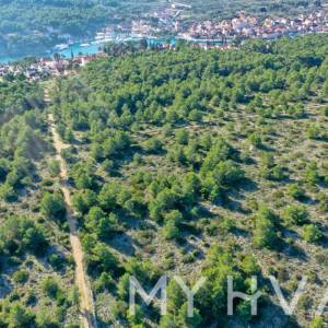 Zemljište u Vrboskoj sa mogućnošću gradnje