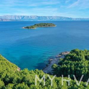 Zemljište u Vrboskoj sa mogućnošću gradnje