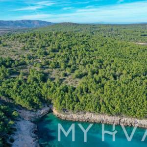 Zemljište u Vrboskoj sa mogućnošću gradnje