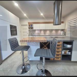 ZEMUNIK DONJI -ATRAKTIVNA KATNICA 185m2 u CENTRU 