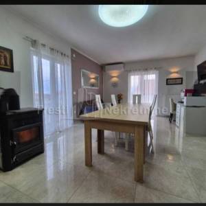 ZEMUNIK DONJI -ATRAKTIVNA KATNICA 185m2 u CENTRU 