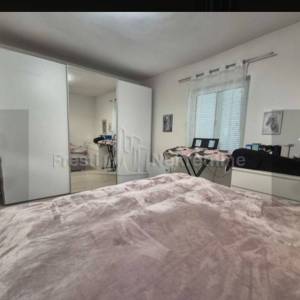 ZEMUNIK DONJI -ATRAKTIVNA KATNICA 185m2 u CENTRU 