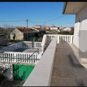 ZEMUNIK DONJI -ATRAKTIVNA KATNICA 185m2 u CENTRU 