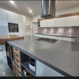 ZEMUNIK DONJI -ATRAKTIVNA KATNICA 185m2 u CENTRU 