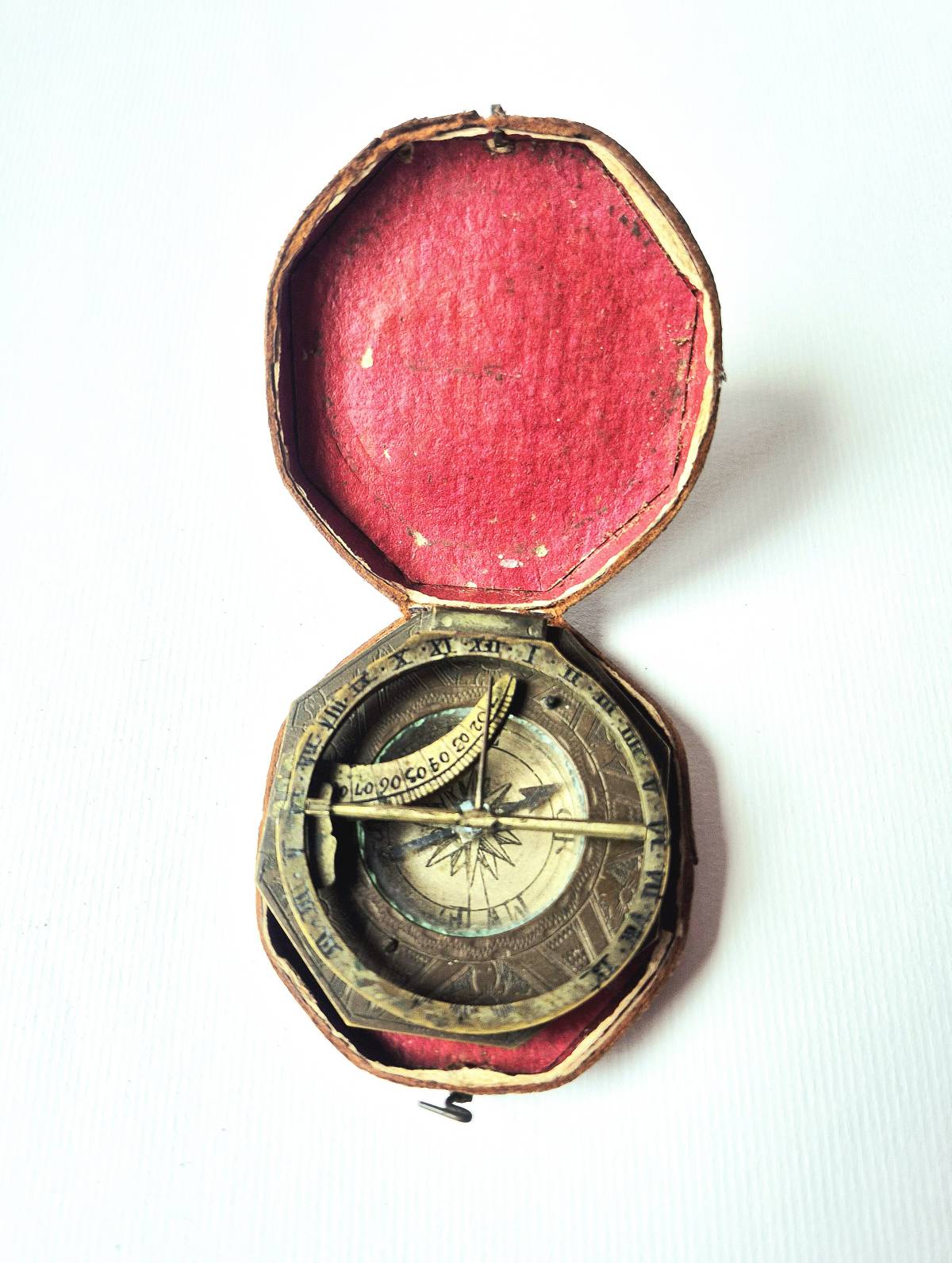 Antikni džepni sunčani sat/kompas