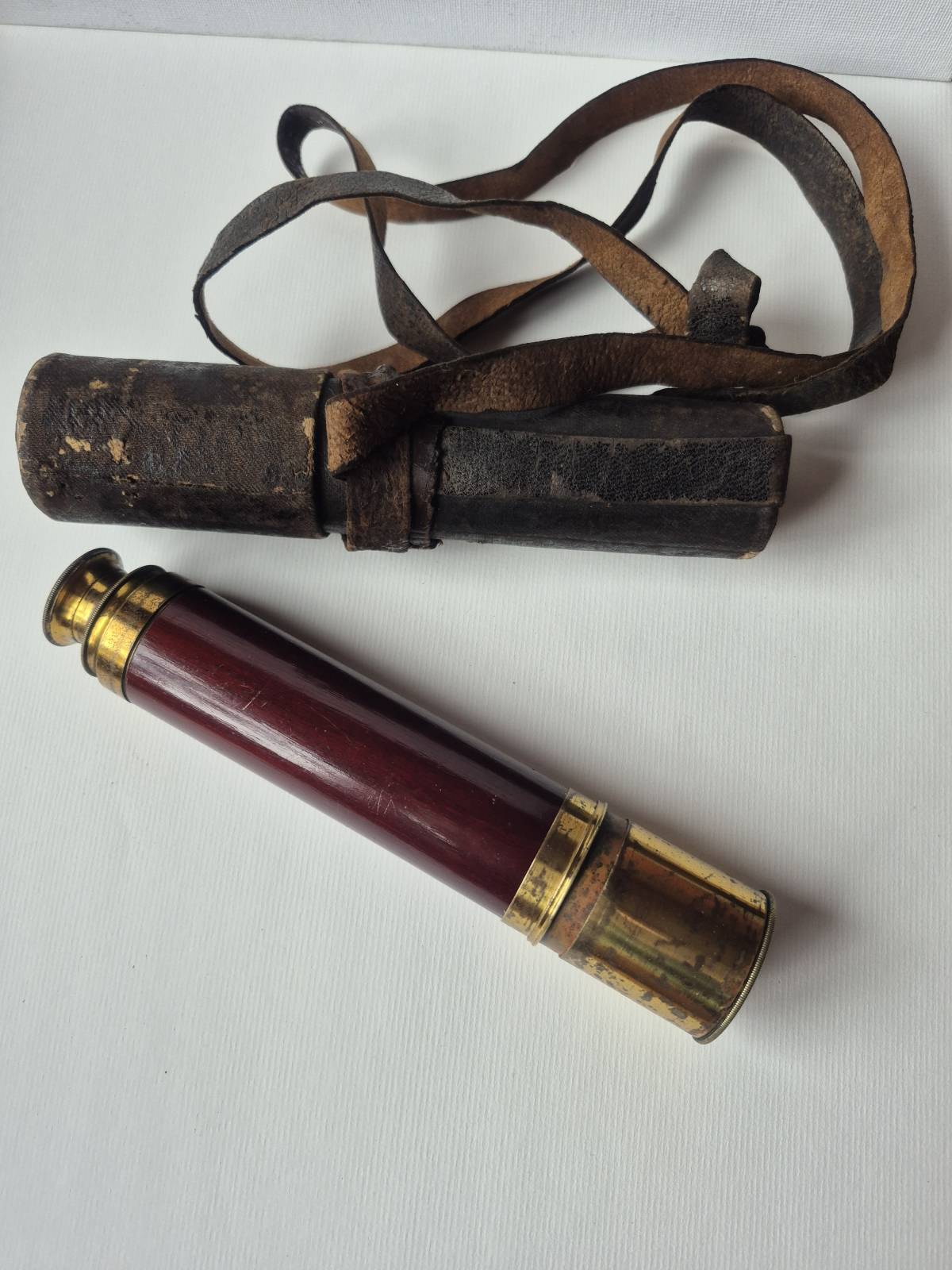 Antikni teleskop/mikroskop s kompasom