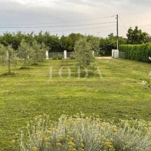 Atraktivno građevinsko zemljište 4.200m2 sa kućom,LOBORIKA