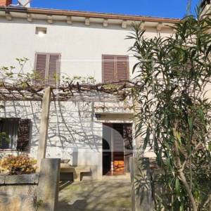 Autentična kamena kuća s konobom na prodaju