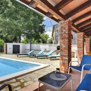 Barban, okolica, renovirana kuća sa bazenom u malom istarskom mjestu