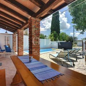 Barban, okolica, renovirana kuća sa bazenom u malom istarskom mjestu