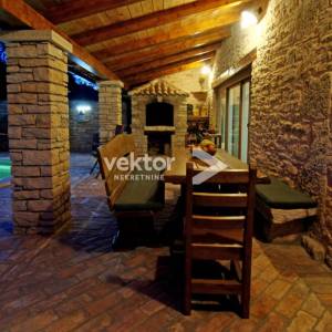 Barban-okolica, šarmantna kamena vila s grijanim bazenom