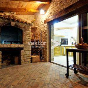 Barban-okolica, šarmantna kamena vila s grijanim bazenom