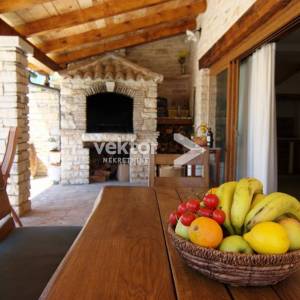 Barban-okolica, šarmantna kamena vila s grijanim bazenom