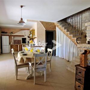 Barban-okolica, šarmantna kamena vila s grijanim bazenom